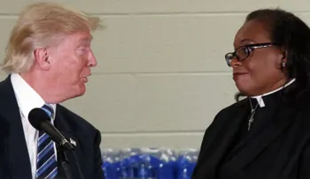 Pastora interrumpe los ataques de Trump a Clinton en una iglesia