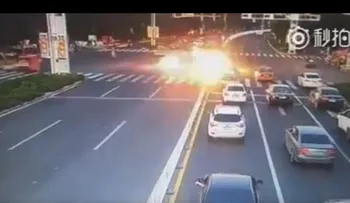 Impactante momento en que un coche explota en China (Video en cámara lenta)