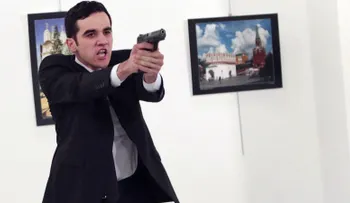 Nuevo video muestra al asesino del embajador ruso segundos antes de disparar