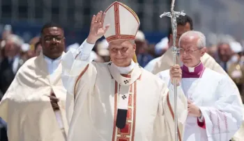 El papa León XIV encabeza una procesión en barca por el lago Albano en Castel Gandolfo