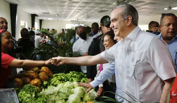 Presidente Abinader visita mercado INESPRE