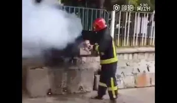 Cómo salvarnos la vida con Coca-cola: Este bombero nos explica (VIDEO)