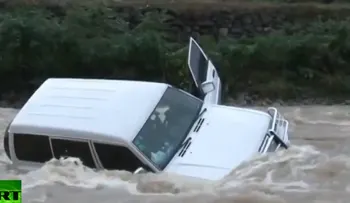 Rescate épico conductor atrapado en corriente de un río (Video)