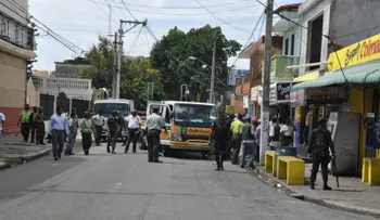 La AMET y la PN retiran escombros de calles y aceras 