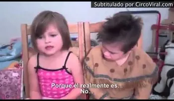 El comenzó a hacerle esto a su hermanita y la madre quedó en Shock (VIDEO)