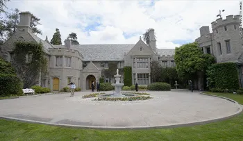 Venden mansión de Playboy por 100 millones de dólares