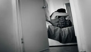 Madre se despierta gritando en medio de la noche al sentir que su hijo intentaba violarla
