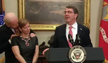 Susurro de Biden a esposa jefe del Pentágono... 
