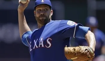 Colby Lewis pierde el sin hit en la novena pero Rangers se imponen