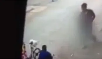 VIDEO impactante: Un menor de edad asesina a un sintecho a plena luz del día en Colombia