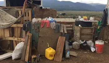 Acusan a 5 personas de abuso infantil tras encontrar a 11 niños desnutridos en un remolque en Nuevo México