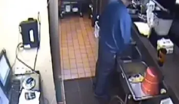 Video: Trabajadores de una conocida Pizza se orinan en tu comida