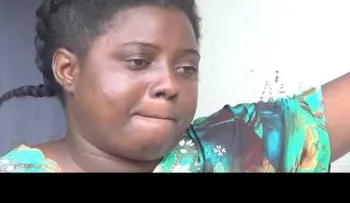 Una mujer llora por un problema de salud, que asegura se trata de un embarazo de tres años 