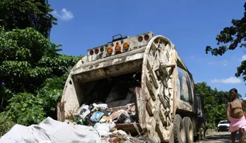 Camiones de basura averiados convierten calle en La Isabela en un foco de contaminación