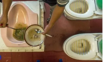 Un restaurante sirve la comida en letrinas para educar