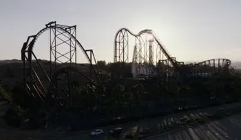 Más de 100 personas alegan lesiones cerebrales por la montaña rusa X2 de Six Flags, según investigación de CNN
