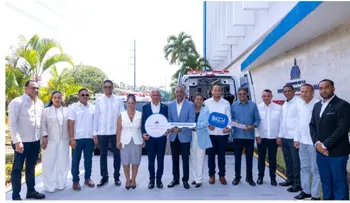 Gobierno entrega dos ambulancias en Sánchez Ramírez