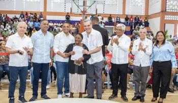 Presidente Luis Abinader entrega 560 títulos de propiedad en Santo Domingo Este