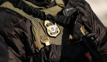 Juez federal rechaza ordenar custodia de agente de ICE en Texas en disputa de extradición