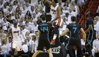 Heat aplasta a Hornets y avanza a la segunda ronda