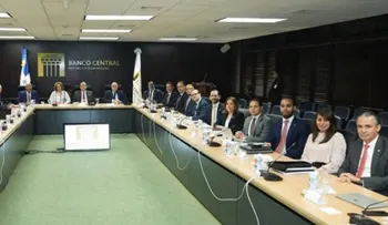 Valdez Albizu analiza con misión FMI desempeño economía dominicana