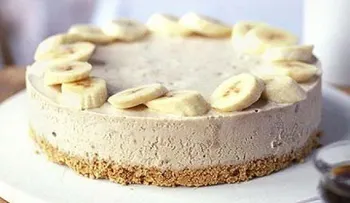 Tarta de queso con banana con ingredientes veganos