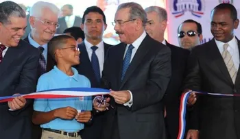 El presidente Medina entrega escuela en Matanzas