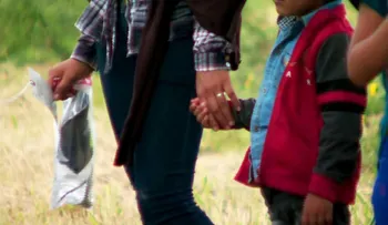 Las opciones de los padres que enfrentan la deportación tras ser separados de sus hijos en EE.UU