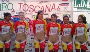 Una vestimenta usada por equipo ciclismo de Colombia genera serias controversia