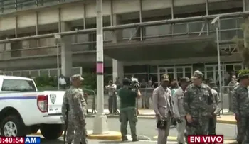 Agentes de la PN sacan a empujones y bombazos legisladores que querían entrar a la Procuraduría