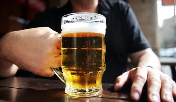 El exceso de alcohol está vinculado con riesgo de demencia temprana