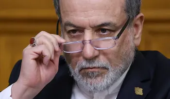 Irán aguarda respuesta de EEUU sobre propuesta para reabrir el estrecho de Ormuz, según canciller Araqchi