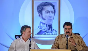Maduro le dice a Santos que se incline ante él y le pida la bendición