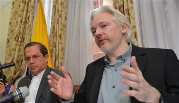  Hollande niega asilo en Francia, a Julian Assange 