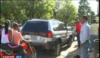 Familiares y vecinos defienden a regidor vinculado a muerte de choferes