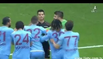 Un futbolista turco le muestra la tarjeta roja al árbitro