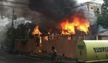 Fuego consume cuatro casas en sector de Santiago
