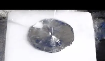 ¿Qué pasa si coloca aluminio fundido sobre un bloque de hielo? (VIDEO)