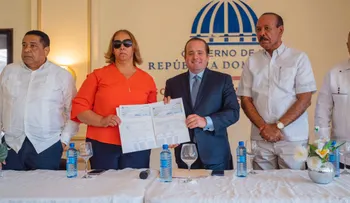 Ministro Paliza entrega más de RD 10 millones en San Cristóbal dirigidos al sector deportivo, social y agropecuario