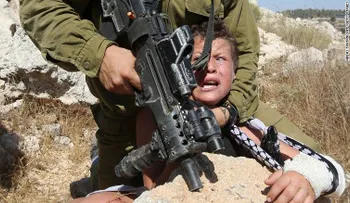 Imágenes de un soldado israelí tratando de detener a un niño palestino con un brazo roto se vuelven virales