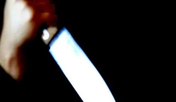 Mujer apuñala joven de 17 años embarazada