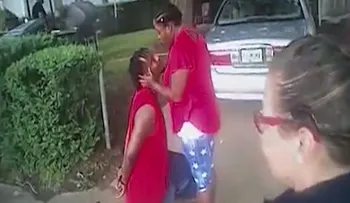 Este hombre le pidió matrimonio a su novia mientras era arrestado por la policía
