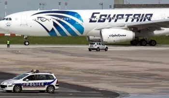 Encuentran restos humanos entre las piezas del avión de Egyptair siniestrado