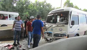 Dos personas resultan heridas durante choque entre carro y minibús