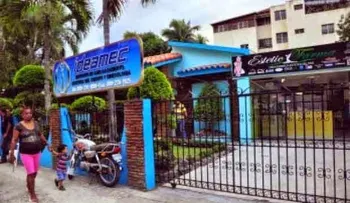 Realizan vigilia frente a clínica por muerte mujeres 