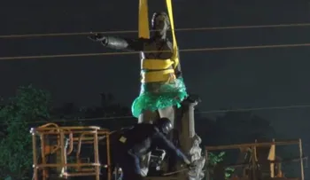Polémica por retiro de estatua confederada: para algunos, es historia; para otros, símbolo del racismo