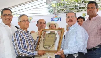 Presidente Medina recibe reconocimiento de ganaderos en reinauguración pastueurizadora