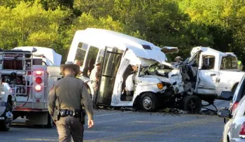 13 ancianos mueren en Texas por un choque entre una camioneta y un bus           