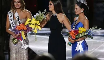 Entregan corona Mis Universo por error a Colombia, pero ganó Filipinas (VIDEO)