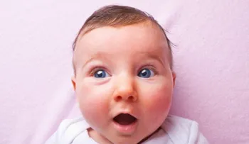 ¿Por qué los bebés miran fijo a las personas?